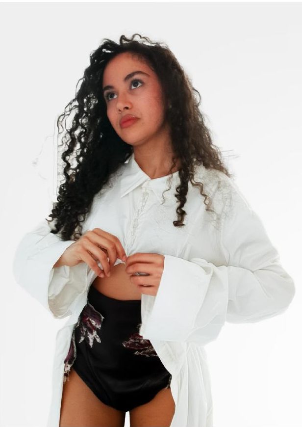 Chemise blanche et short brodé