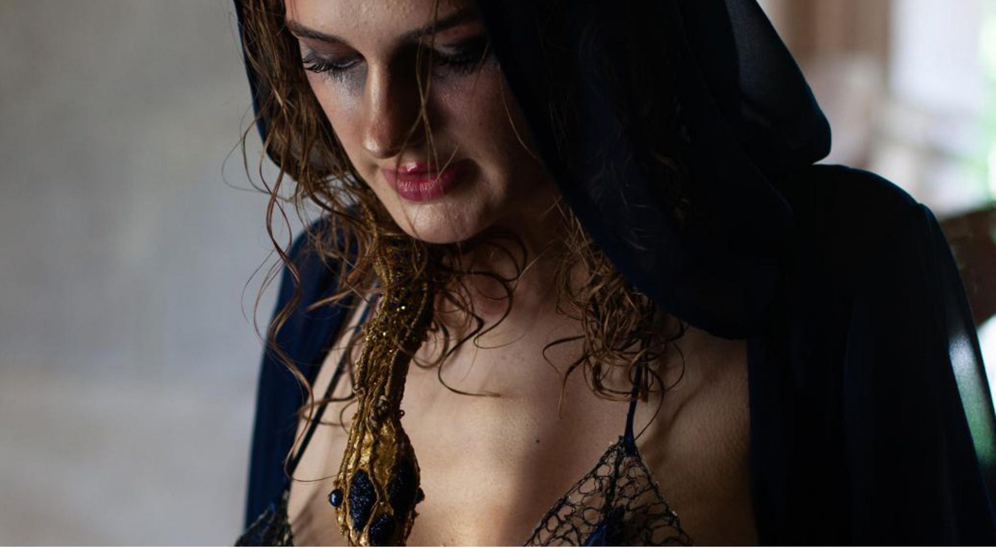 Sleeping Mary, portrait, serpent doré