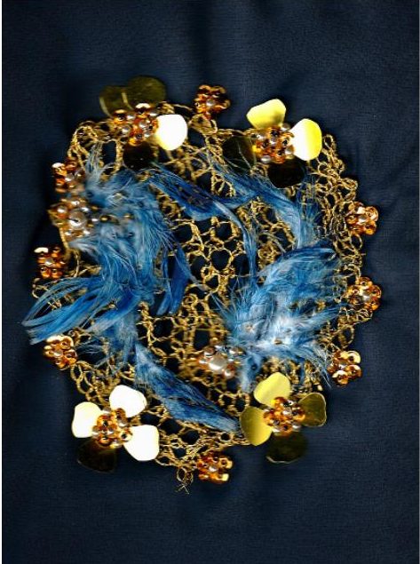 Plumes teintes sur paillettes et crochet d’or