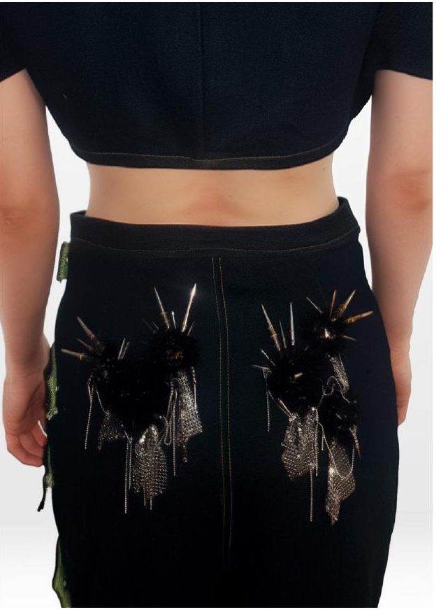 La Camisole, détail des dahlias brodés